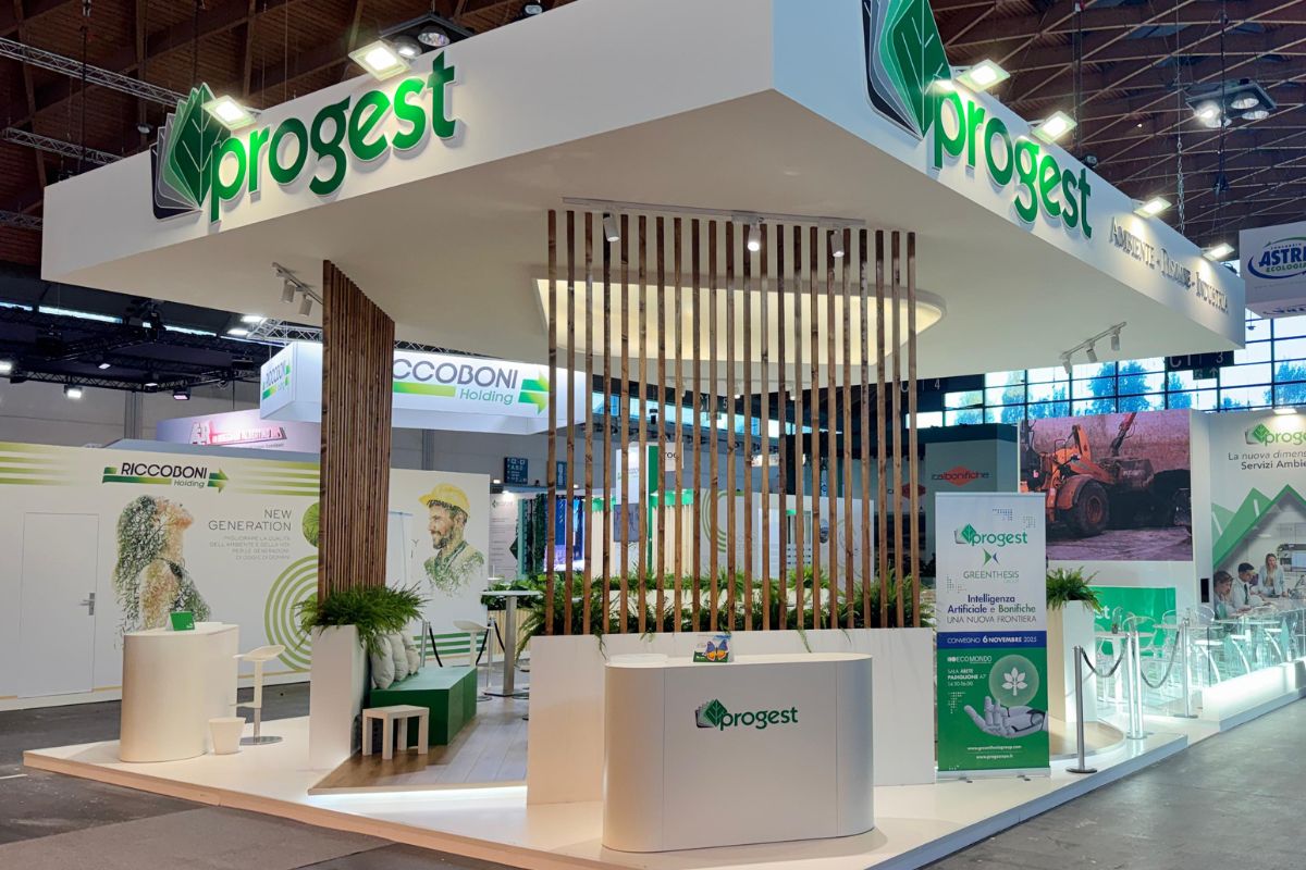Dettaglio dello stand Progest tra elementi naturali e tecnologia a Ecomondo