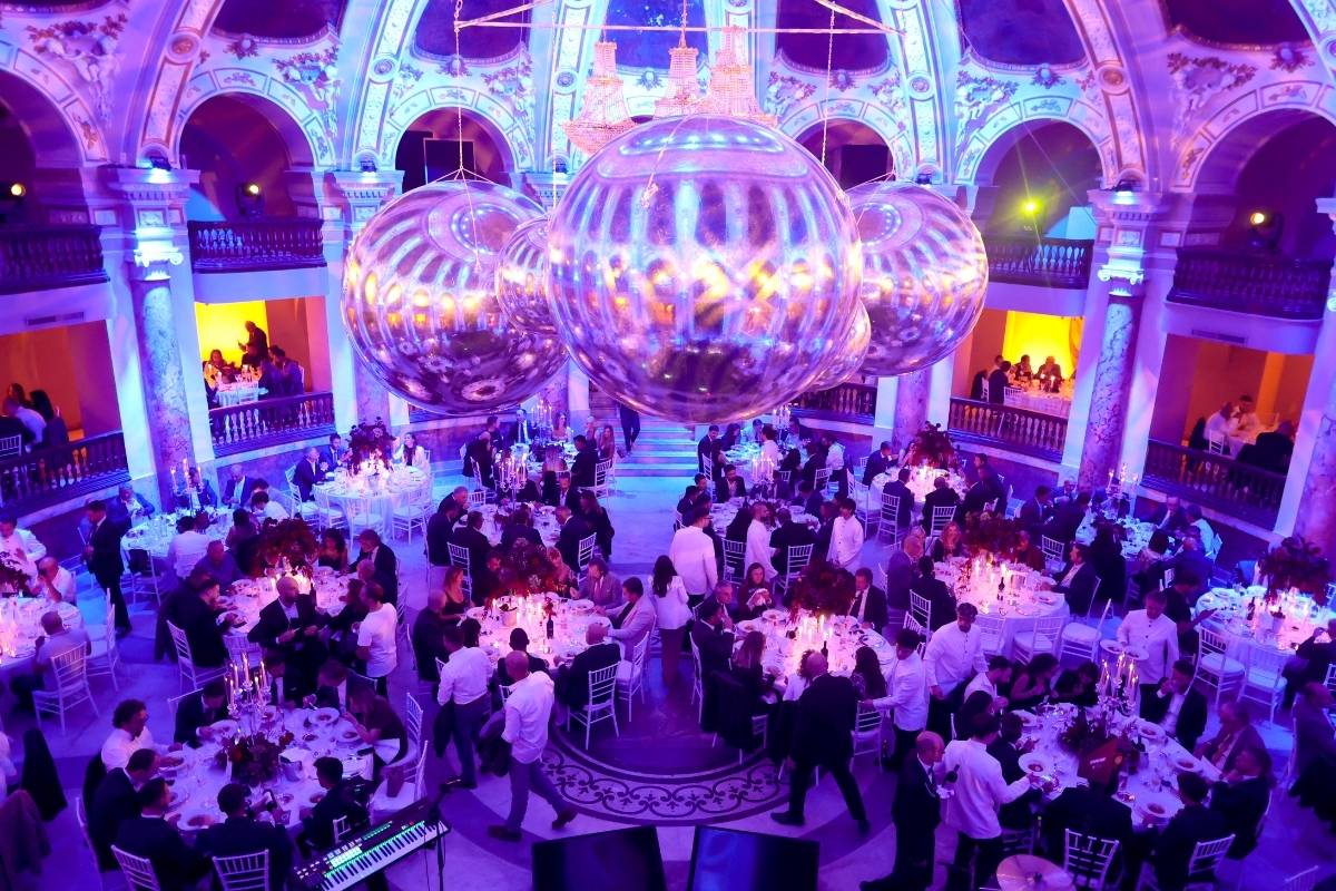 Sfere sospese e scenografia di luci per l’evento Consorzio CFT al Salone Margherita