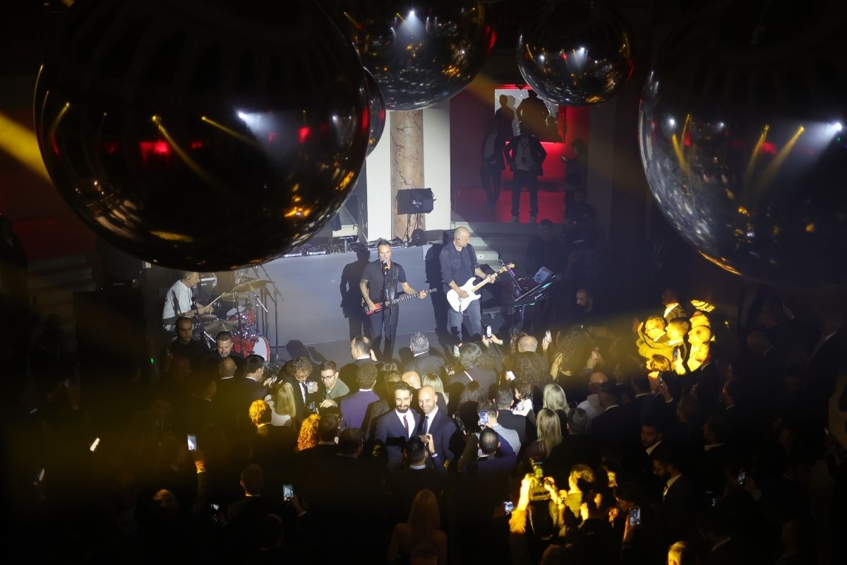 Performance di Deborah De Luca e Nek durante l’evento del Consorzio CFT