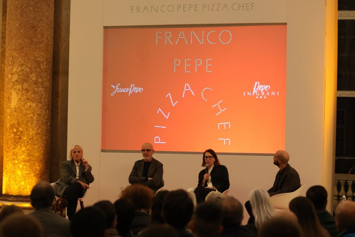 Palco integrato nell’architettura della Reggia di Caserta per l’evento di Franco Pepe