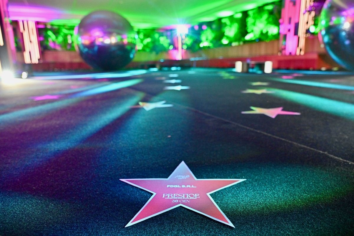 Prestige by Megawatt: boulevard e red carpet con scenografia a tema stelle, progettati da Work in Progress