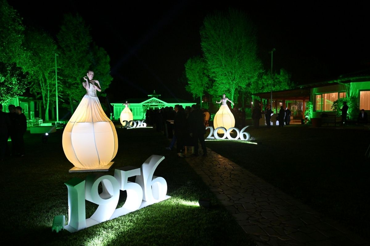 Lanterne umane illuminano le date simbolo dei 70 anni di Clinica Athena