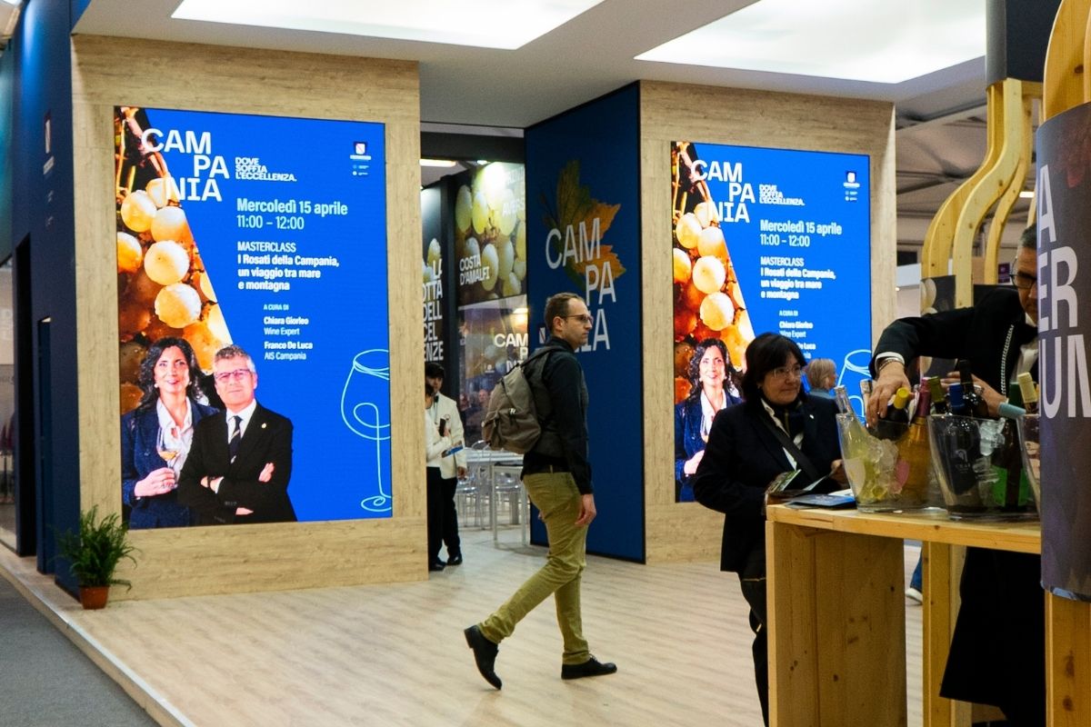 Piazza Campania al centro del padiglione Campania al Vinitaly