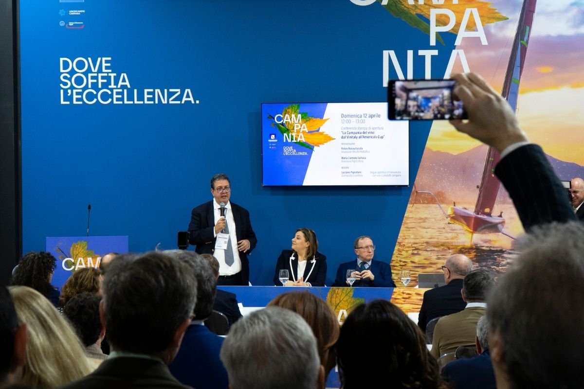 Stand aperti e sala convegni vetrata nel Padiglione Campania al Vinitaly