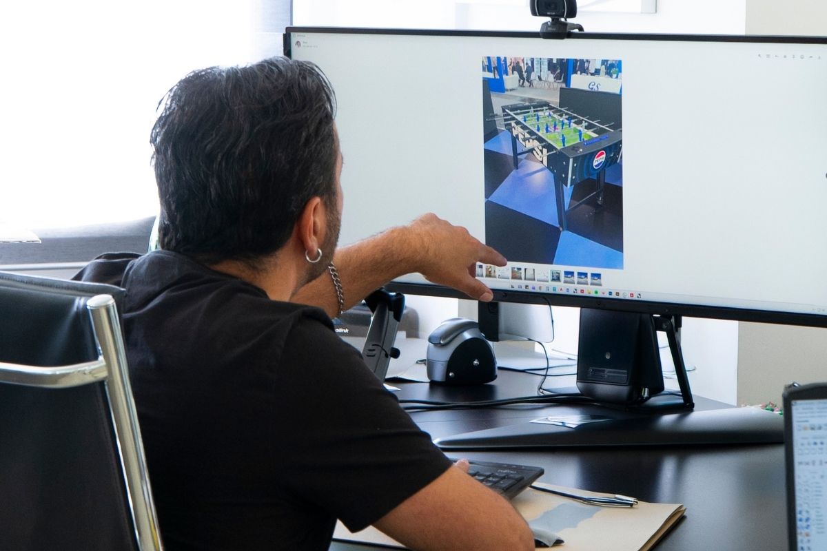 Rapporto tra grafica e struttura in uno stand fieristico secondo Work in Progress