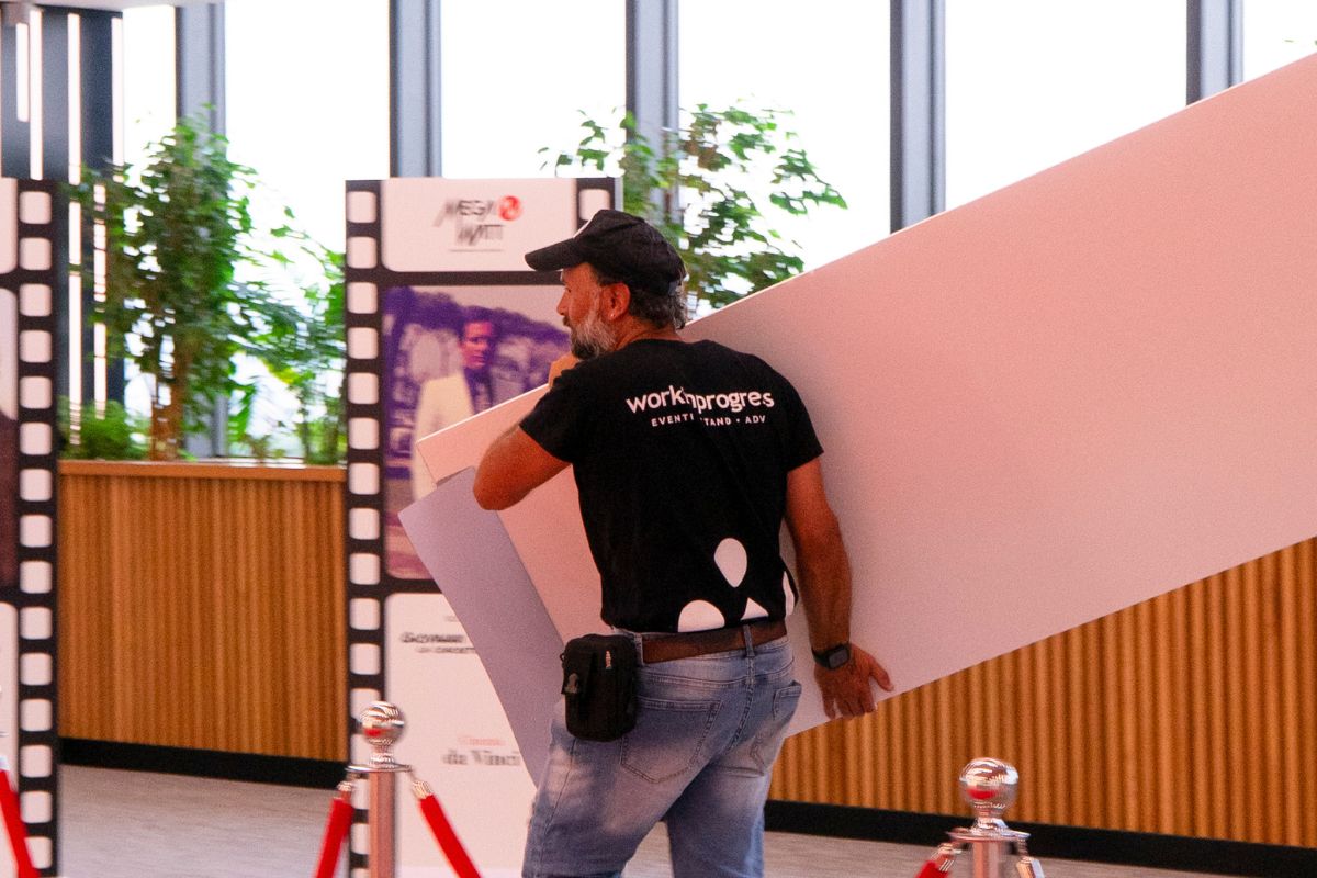Montaggio di un allestimento per un evento Work in Progress
